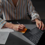 modelo-queer-alto-angulo-que-trabaja-computadora-portatil (1)