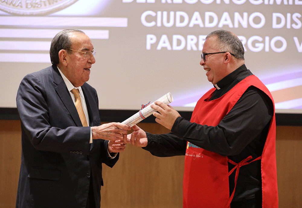 Padre Sergio Valverde recibió título de ciudadano distinguido por su ...